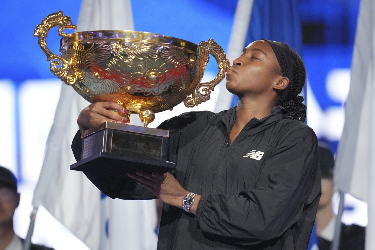 Coco Gauff 直落兩局贏得中國網球公開賽決賽, Sinner 和 Alcaraz 在上海晉級